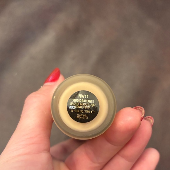 MAC  Studio Radiance Foundation NW11 - Picture 2 of 4